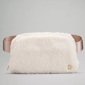 Everywhere Fleece Belt Bag In Ivory - NWT!